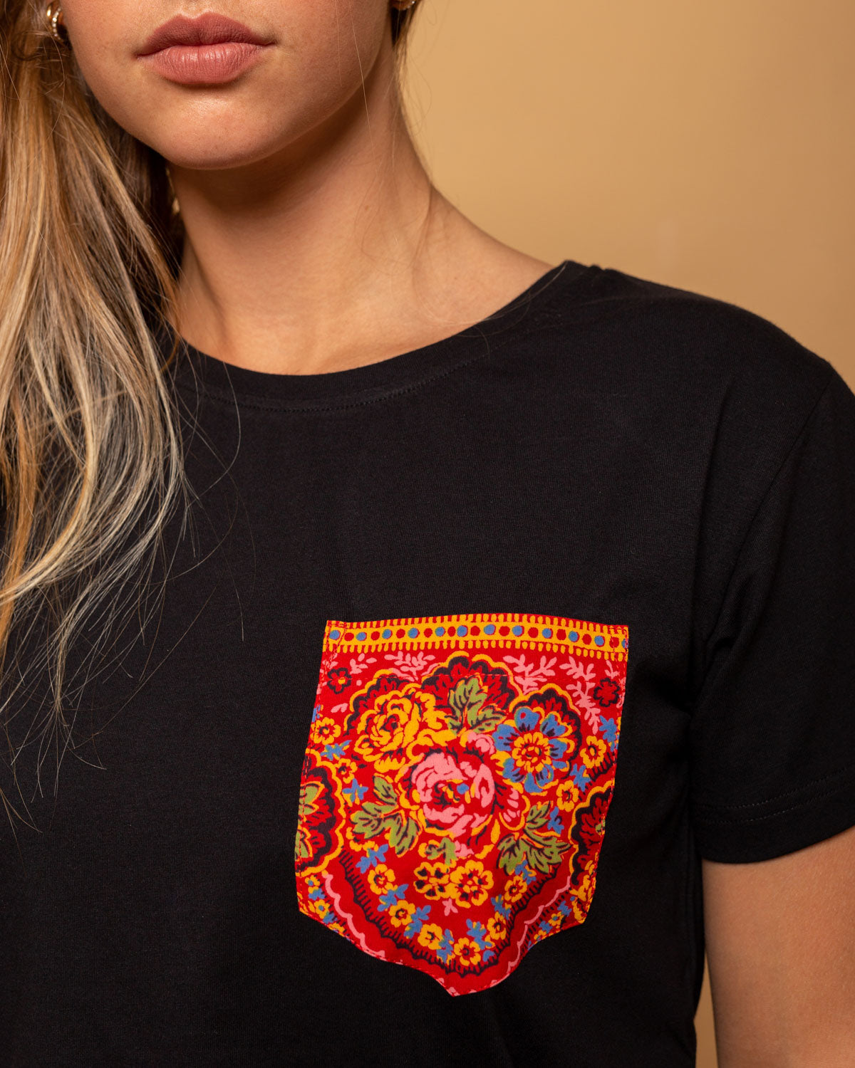 T-shirt Nera Unisex con taschino