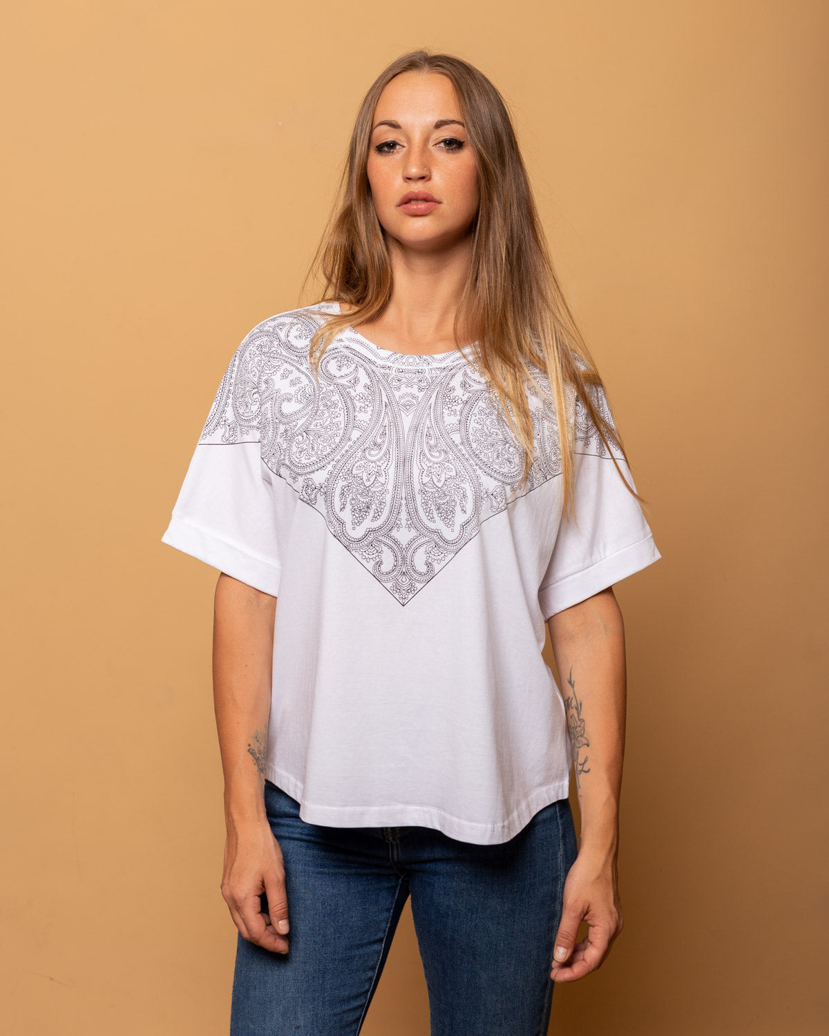T-Shirt donna Embrace Fit stampata a mano — 001