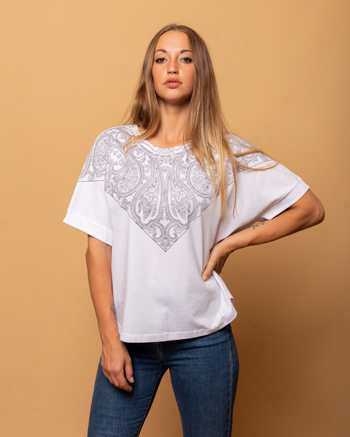 T-Shirt donna Embrace Fit stampata a mano — 001