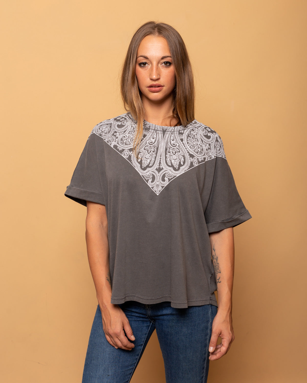 T-Shirt donna Embrace Fit stampata a mano Grigia