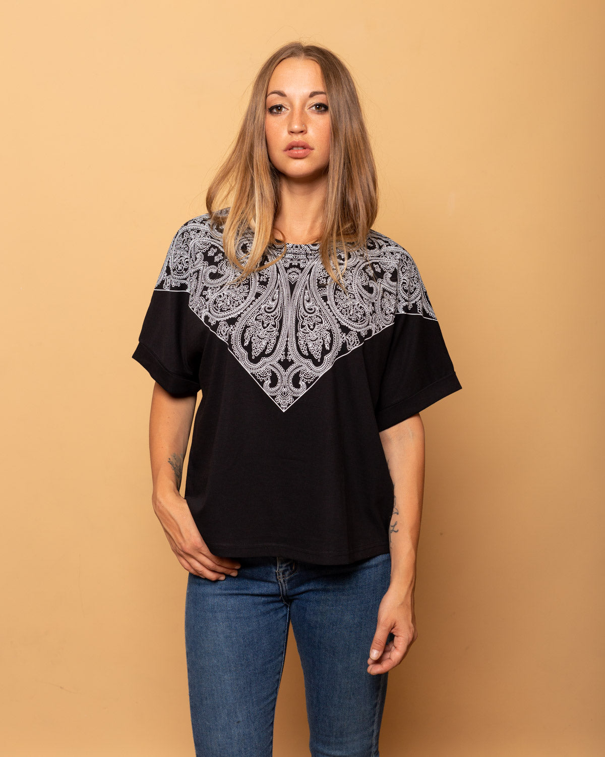 T-Shirt donna Embrace Fit stampata a mano Nera