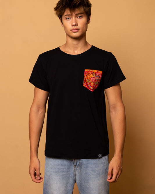 T-shirt Nera Unisex con taschino