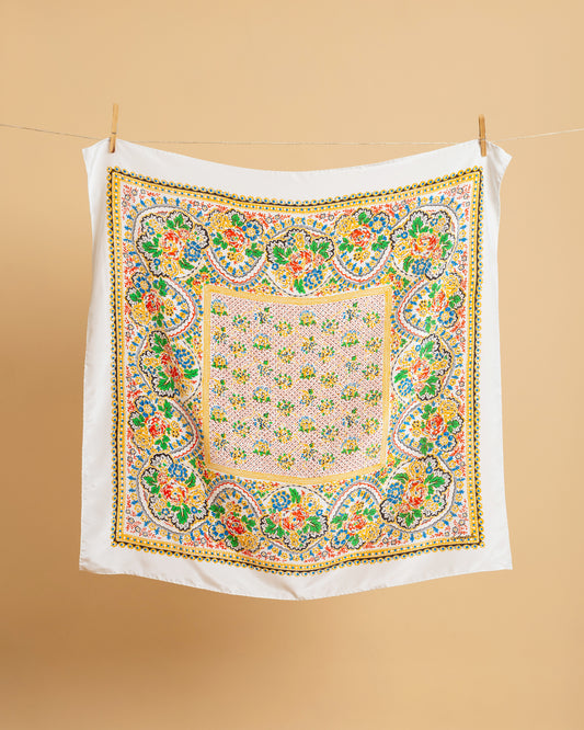 Foulard in seta Bianco con motivi floreali colorati tradizionali dei Balcani