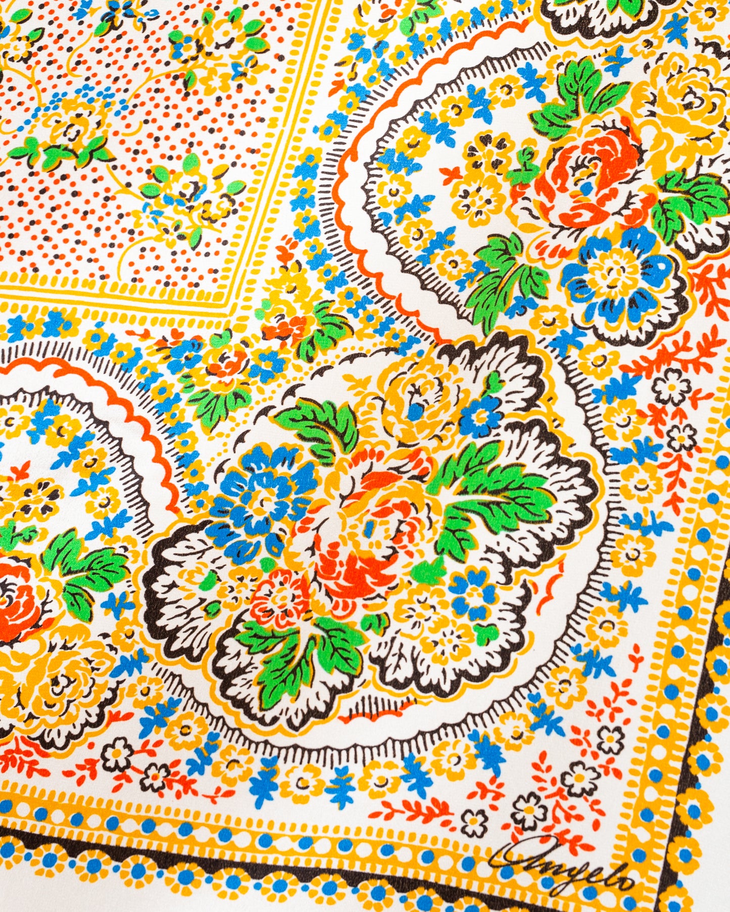 Foulard in seta Bianco con motivi floreali colorati tradizionali dei Balcani
