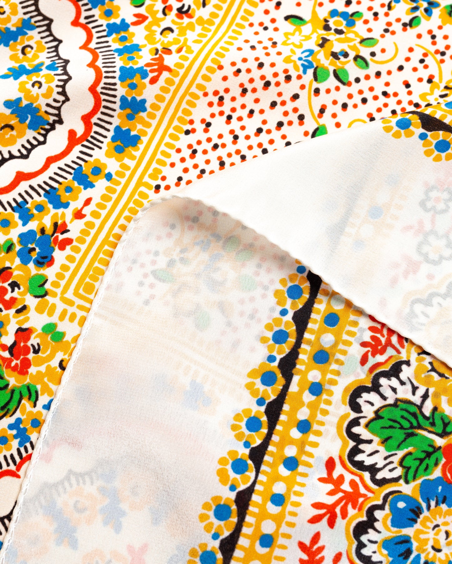 Foulard in seta Bianco con motivi floreali colorati tradizionali dei Balcani