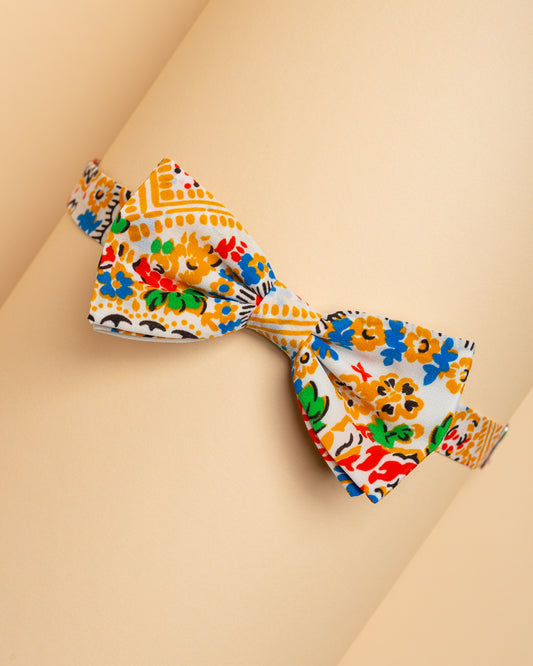 Papillon in Seta Bianca con motivi floreali tradizionali dei Balcani