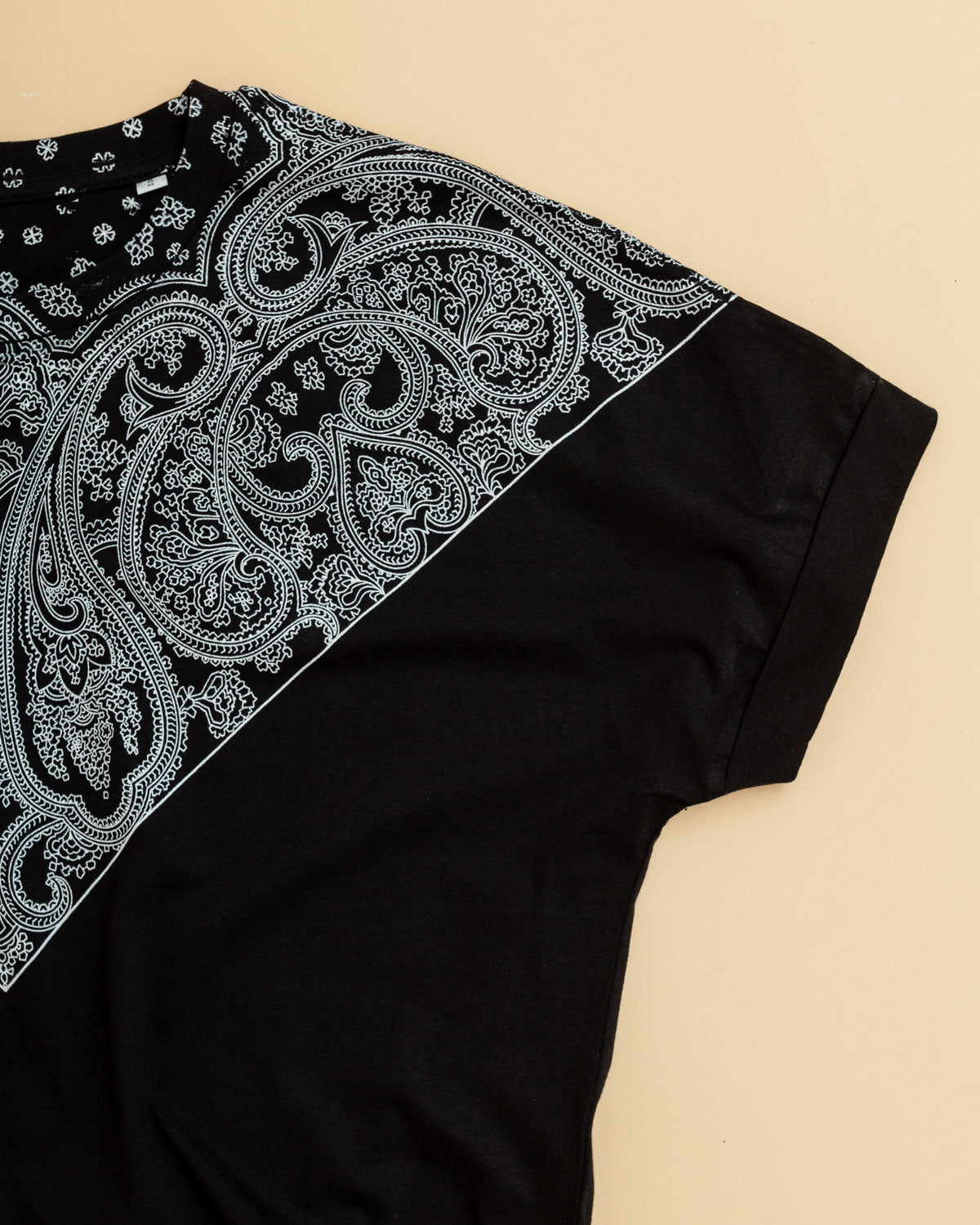 T-Shirt donna Embrace Fit stampata a mano Nera