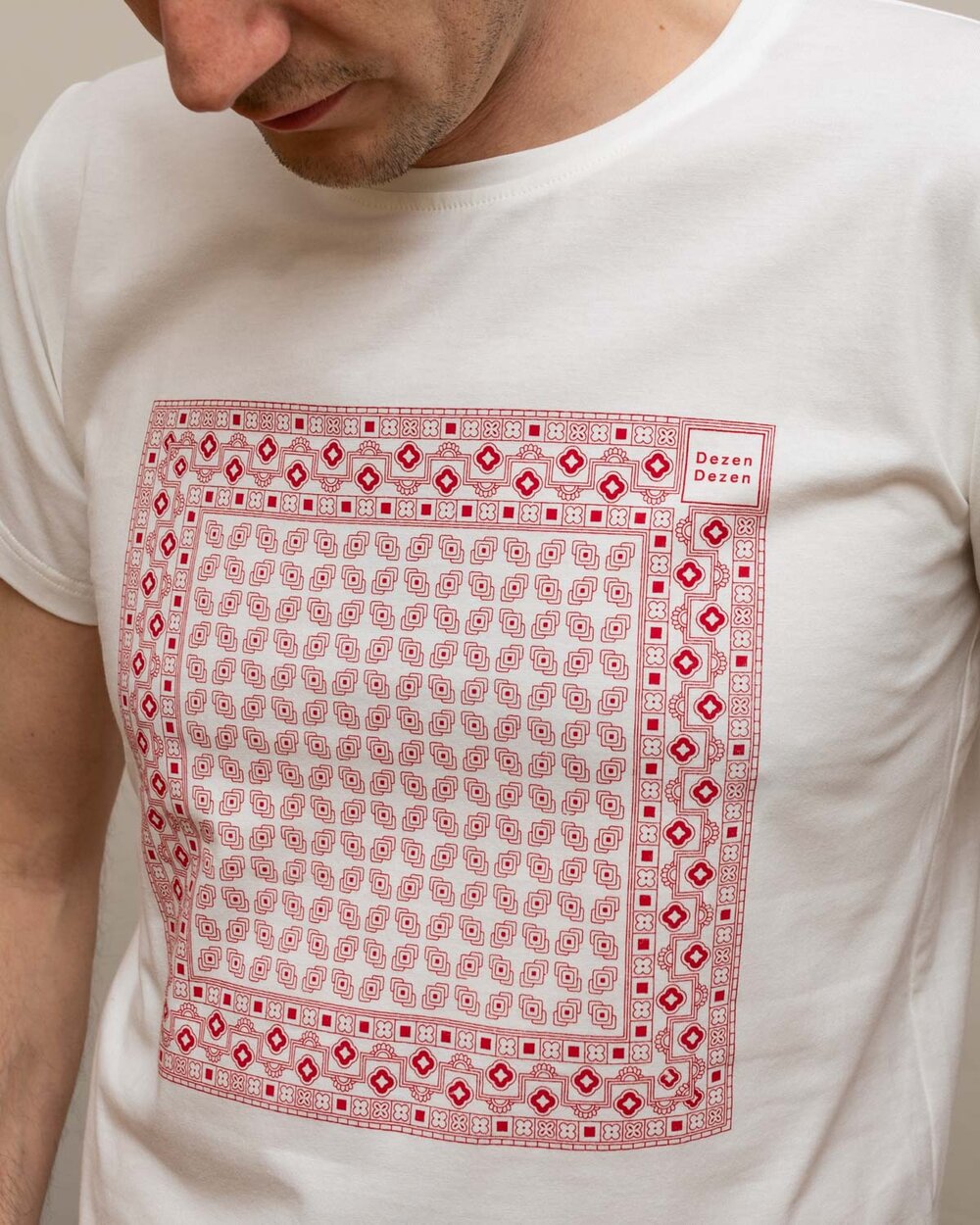 T-Shirt unisex stampata a mano con disegno bandana