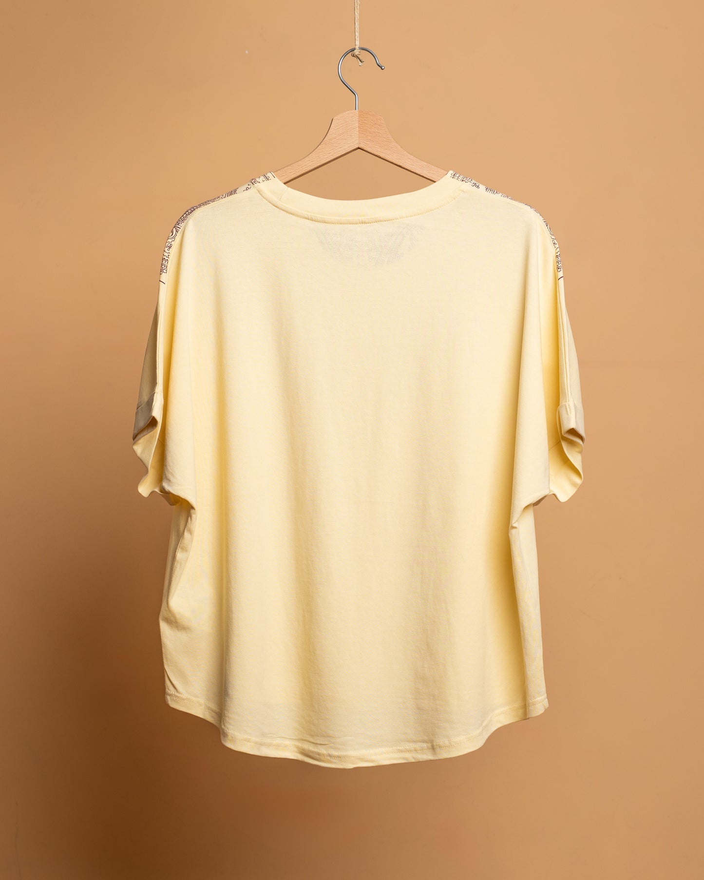 T-Shirt donna Embrace stampata a mano Giallo