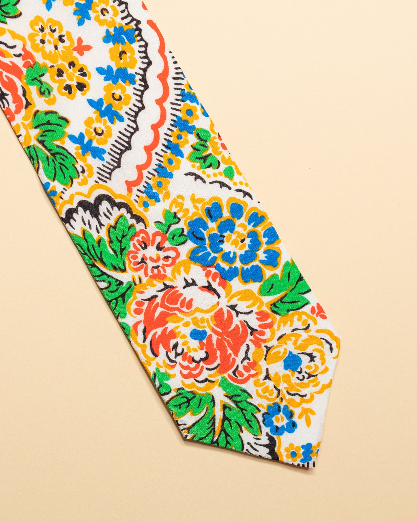 Cravatta in Seta Bianca con motivi floreali tradizionali dei Balcani
