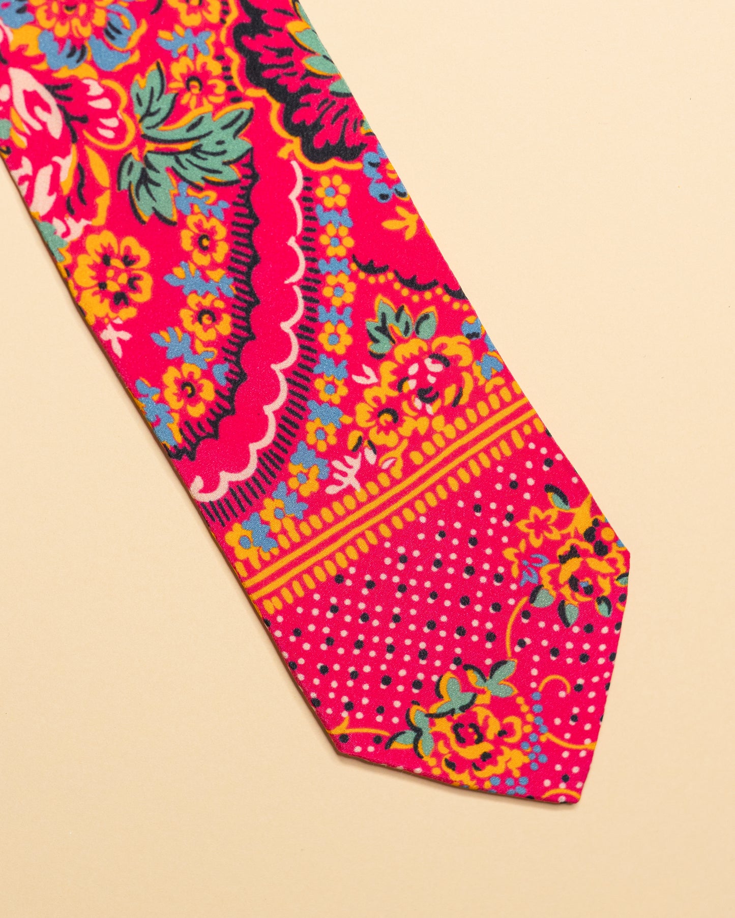 Cravatta in Seta Rosa Fucsia con motivi floreali tradizionali dei Balcani
