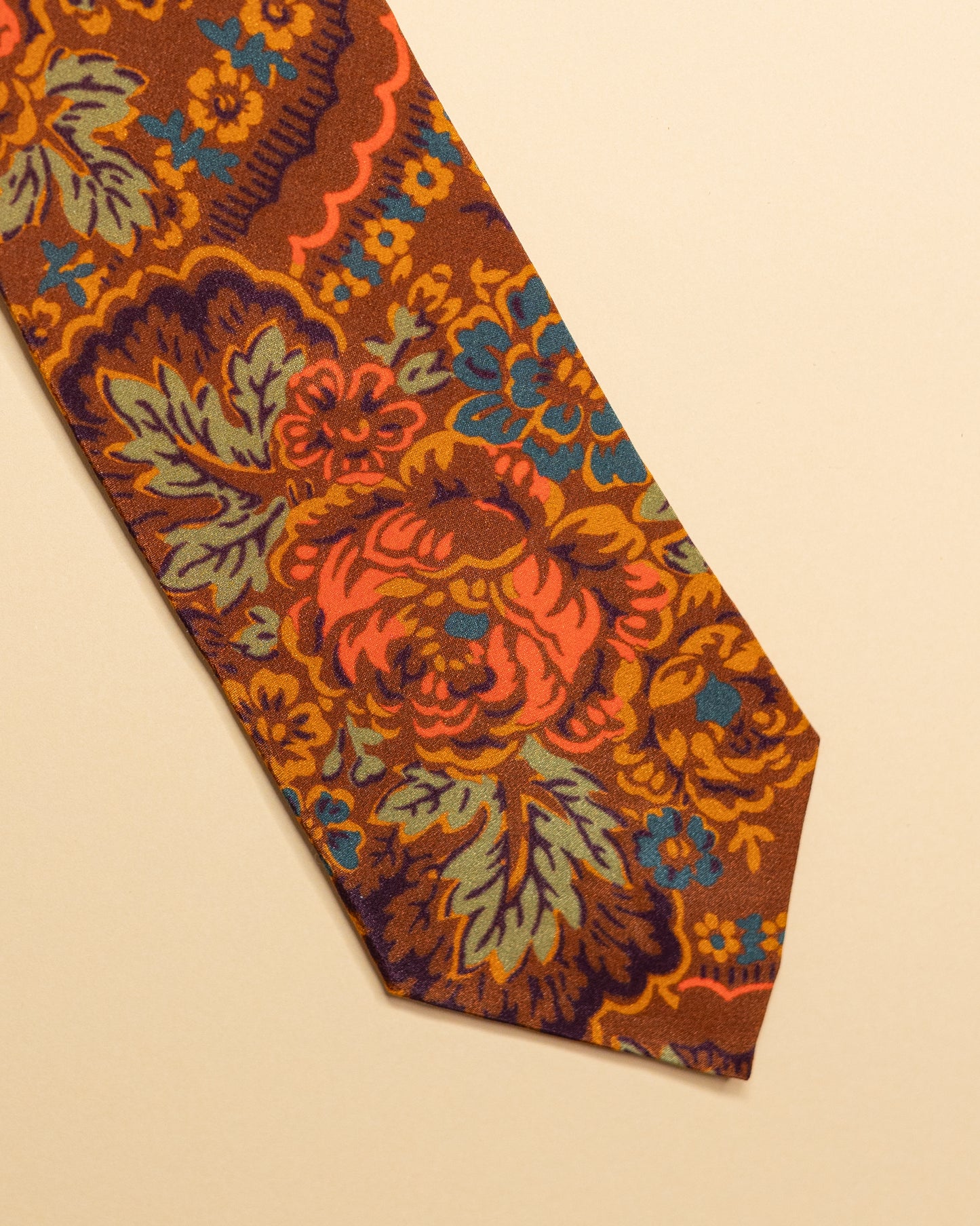 Cravatta in Seta Marrone con motivi floreali tradizionali dei Balcani