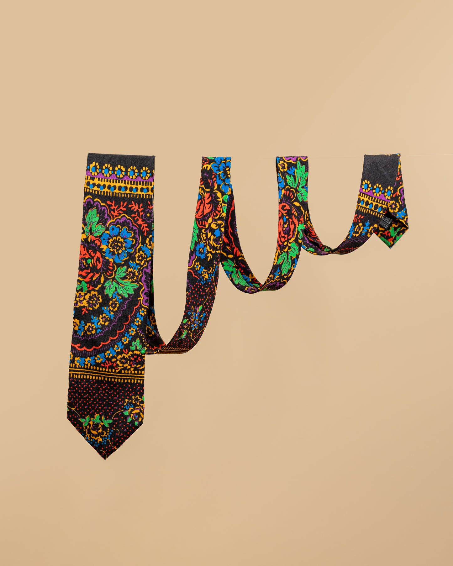 Cravatta in Seta Nera con motivi floreali tradizionali dei Balcani