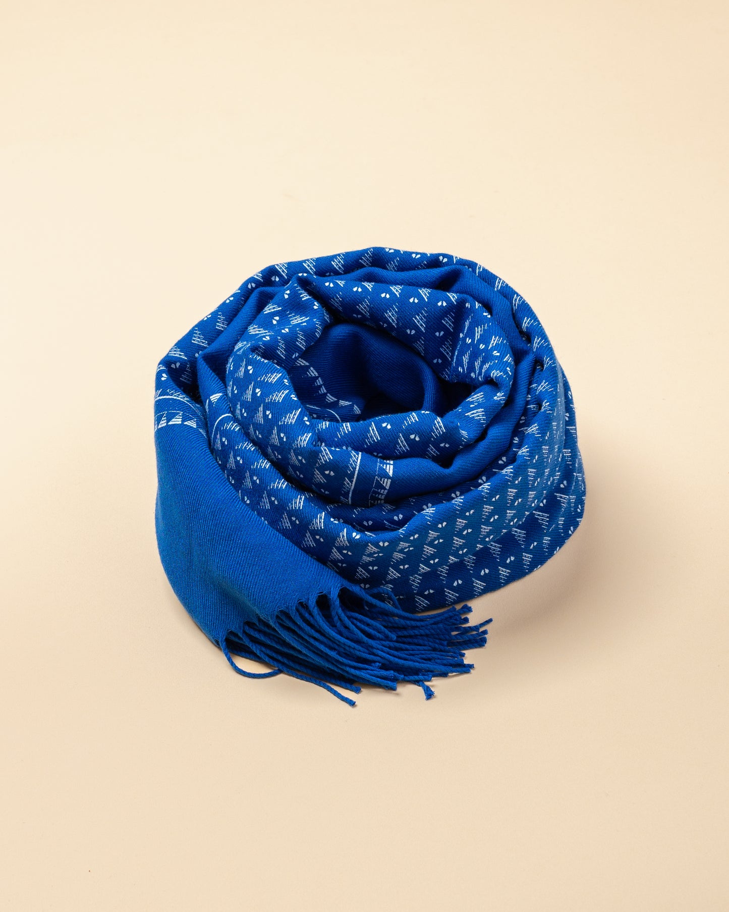Sciarpa blu stampata a mano con frange