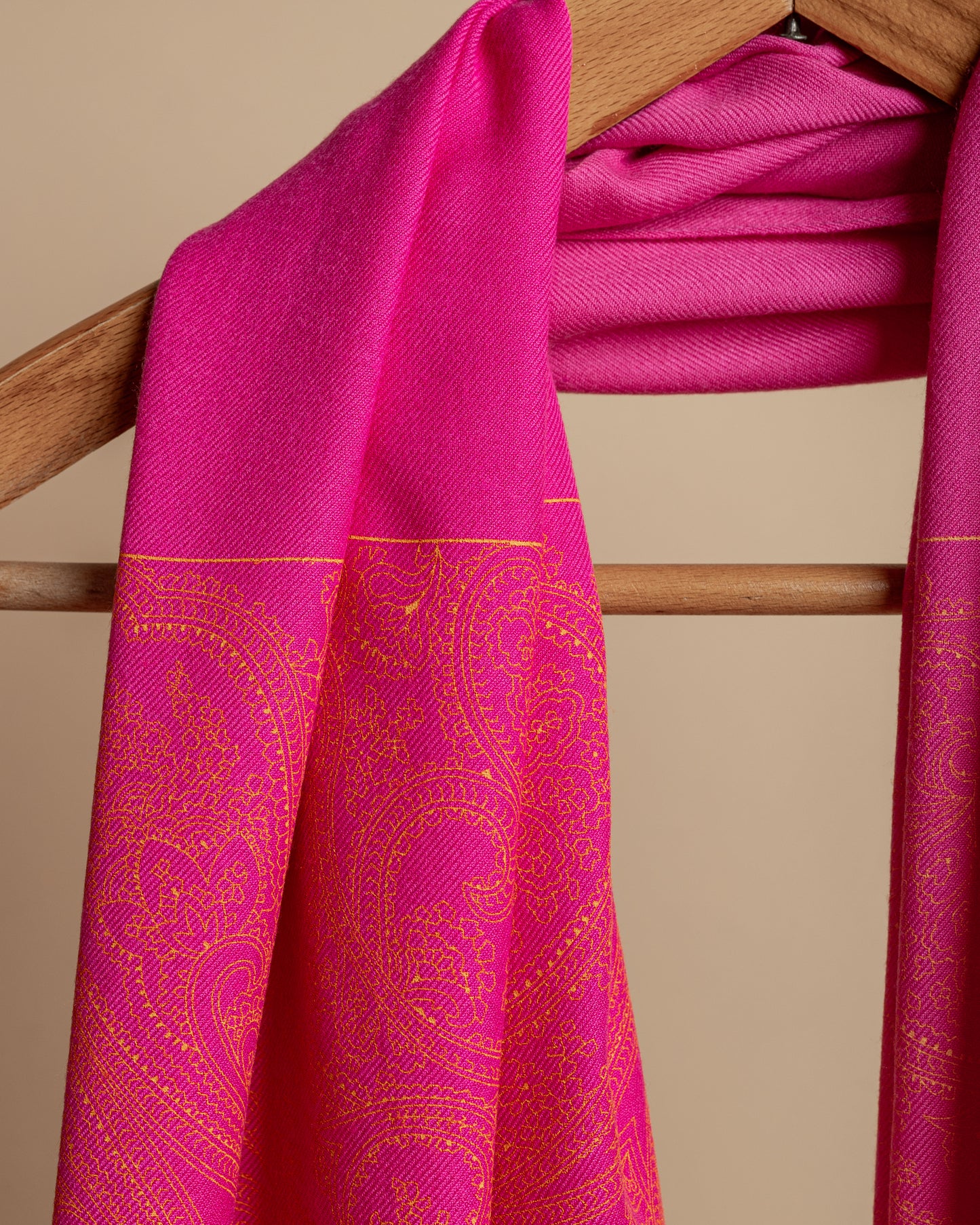 Sciarpa color rosa orchiedea stampata a mano con frange