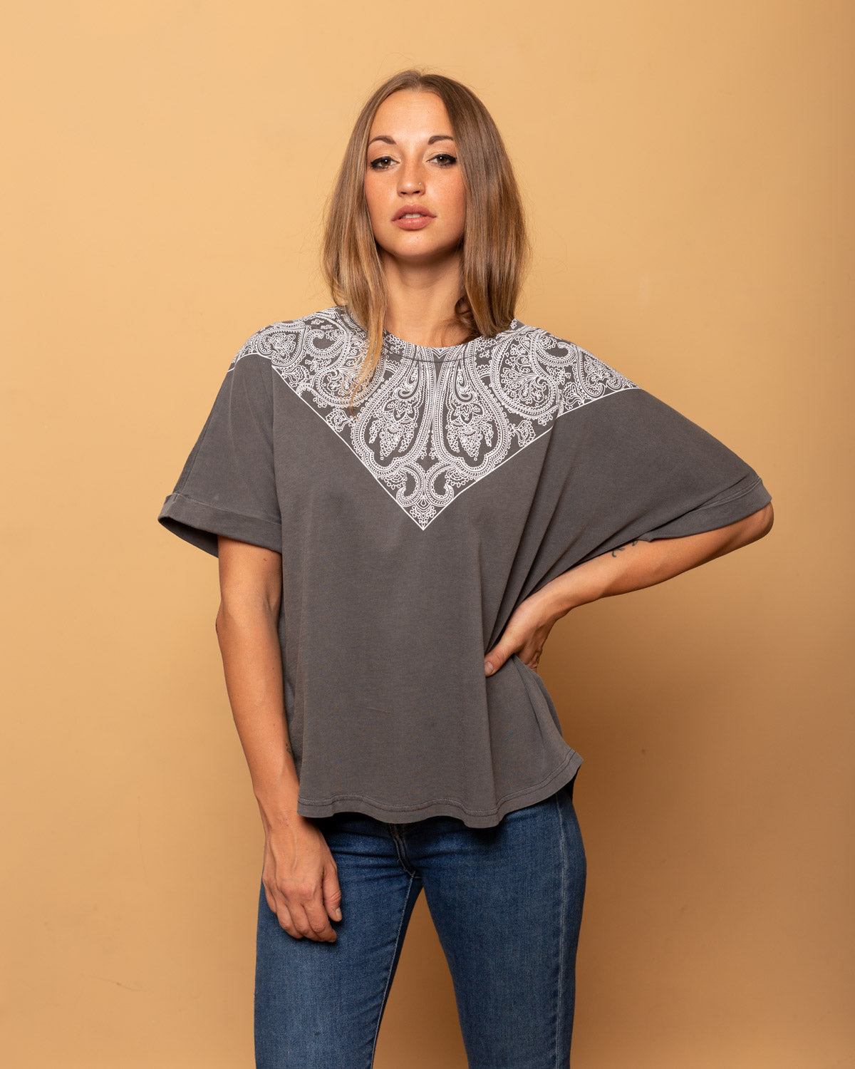T-Shirt donna Embrace Fit stampata a mano Grigia