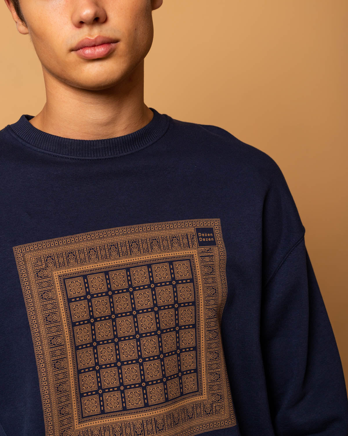 Hand-printed Navy Blue sweatshirt in 90's style fleece cotton - 001
