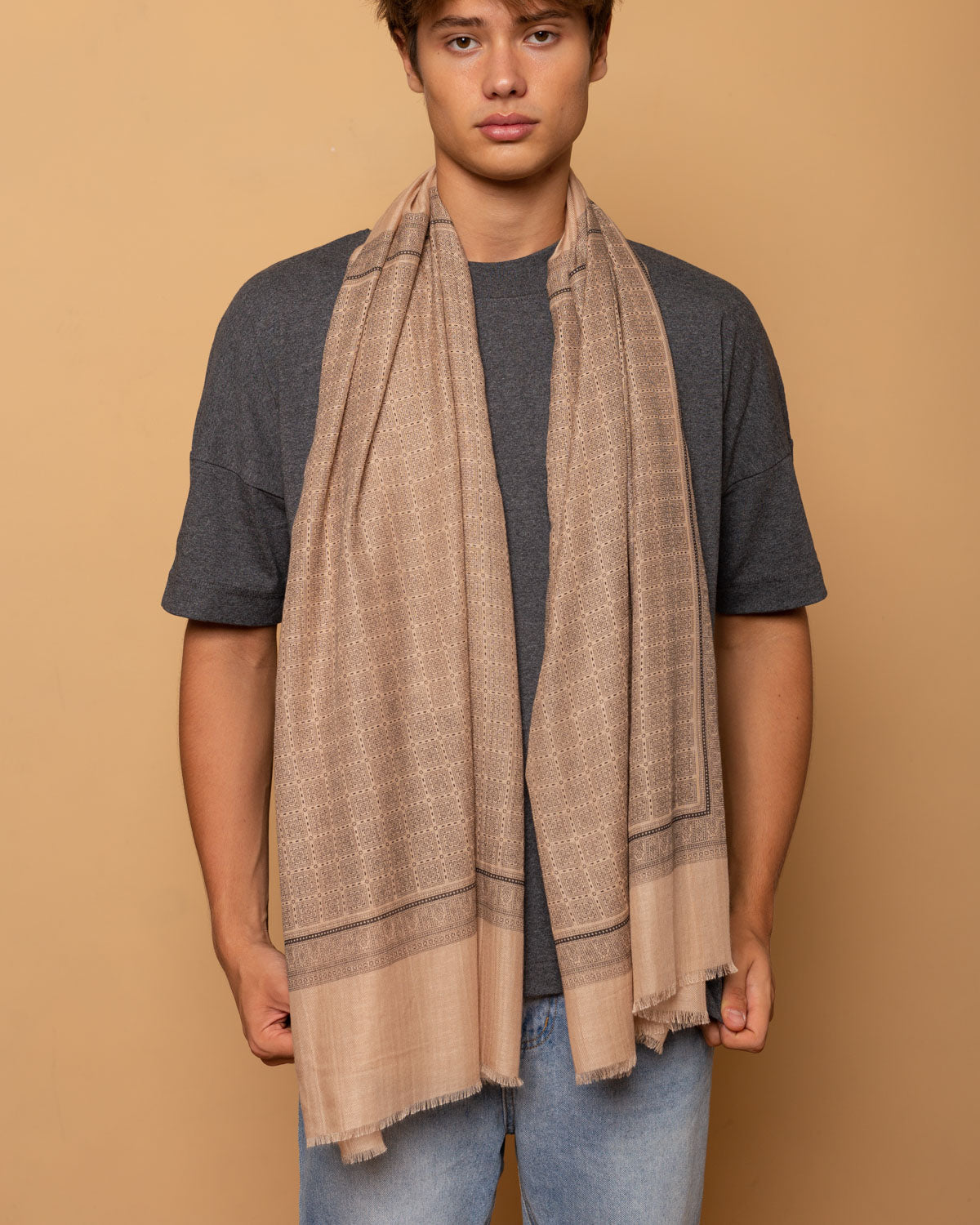 Camel-colored pashmina in cashmere blend
