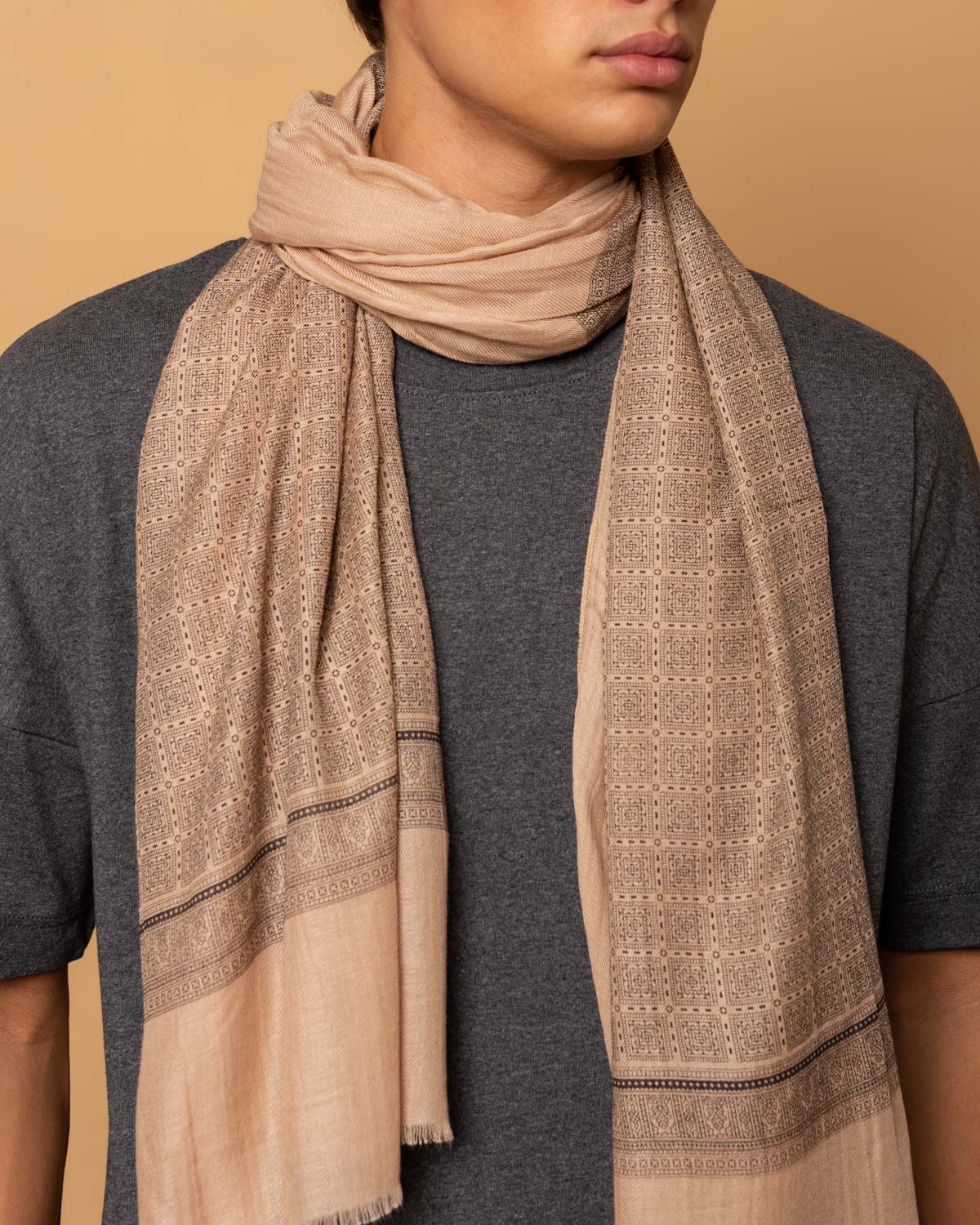 Camel-colored pashmina in cashmere blend