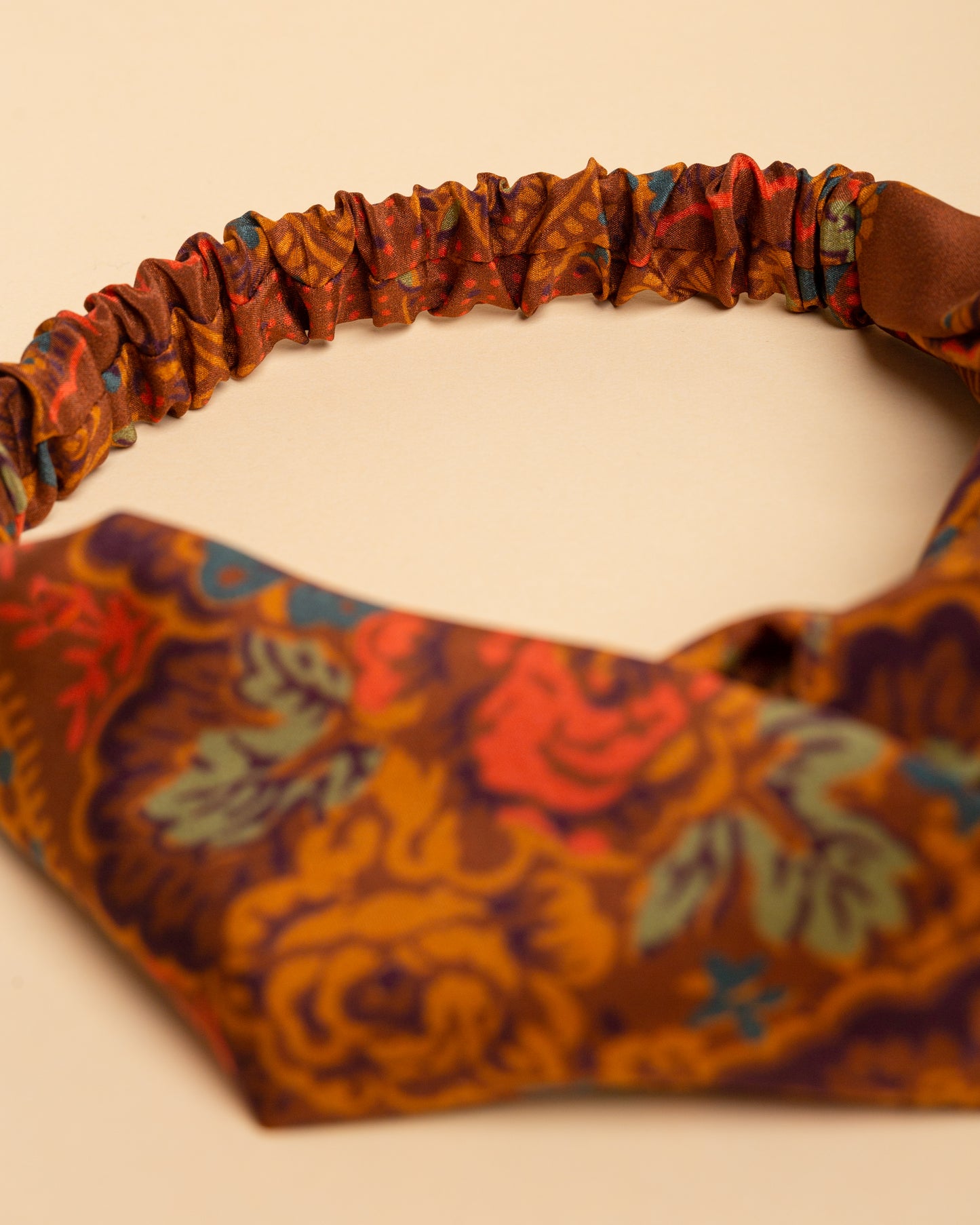 Fascia per capelli in seta Marrone con motivi floreali tradizionali dei Balcani