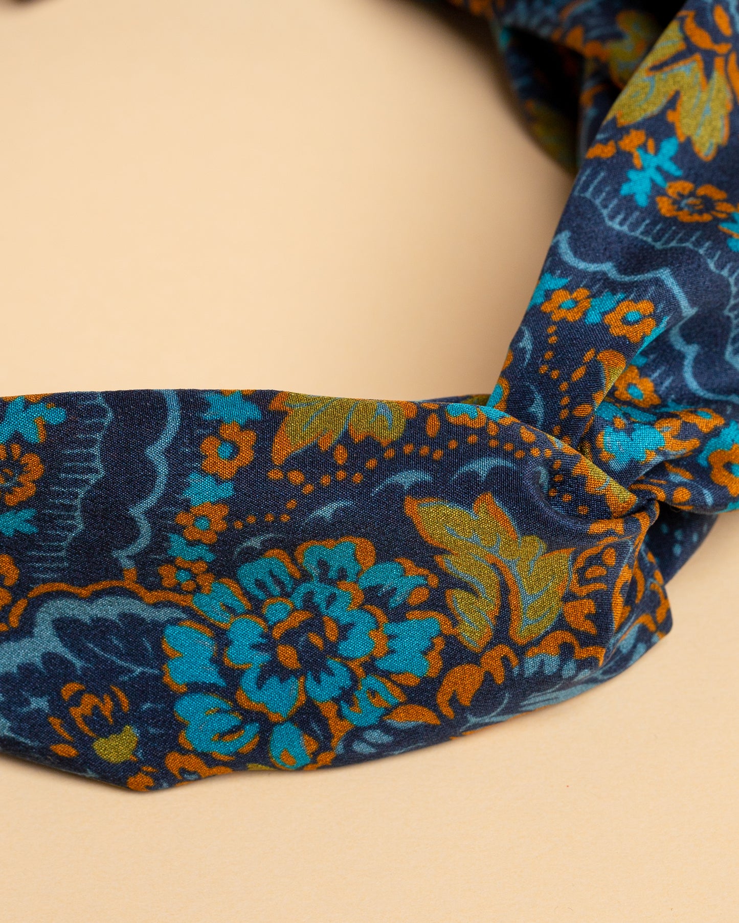 Fascia per capelli in seta Blu con motivi floreali tradizionali dei Balcani