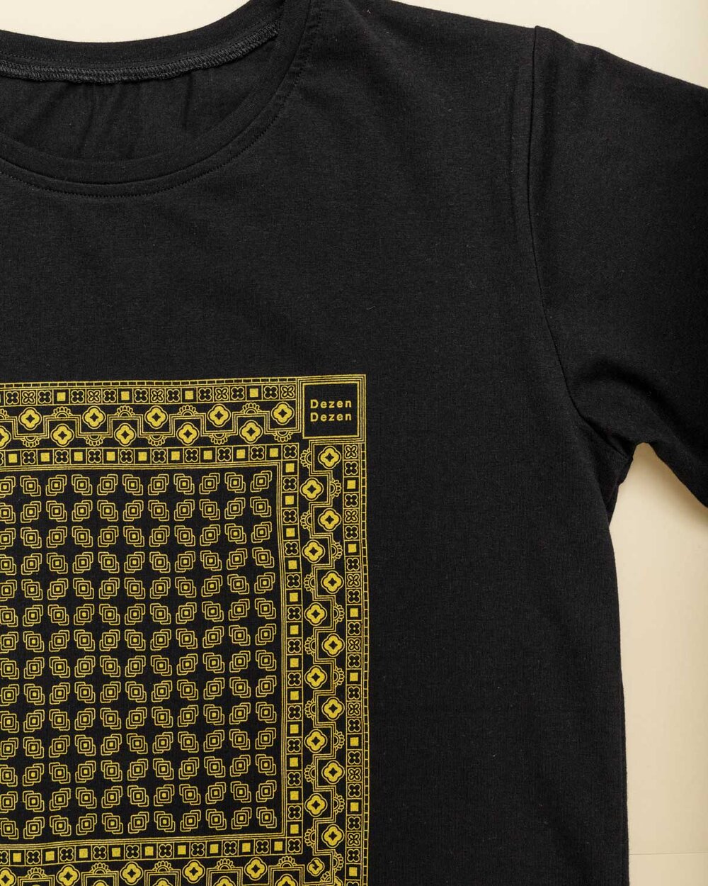 T-Shirt unisex stampata a mano con disegno bandana