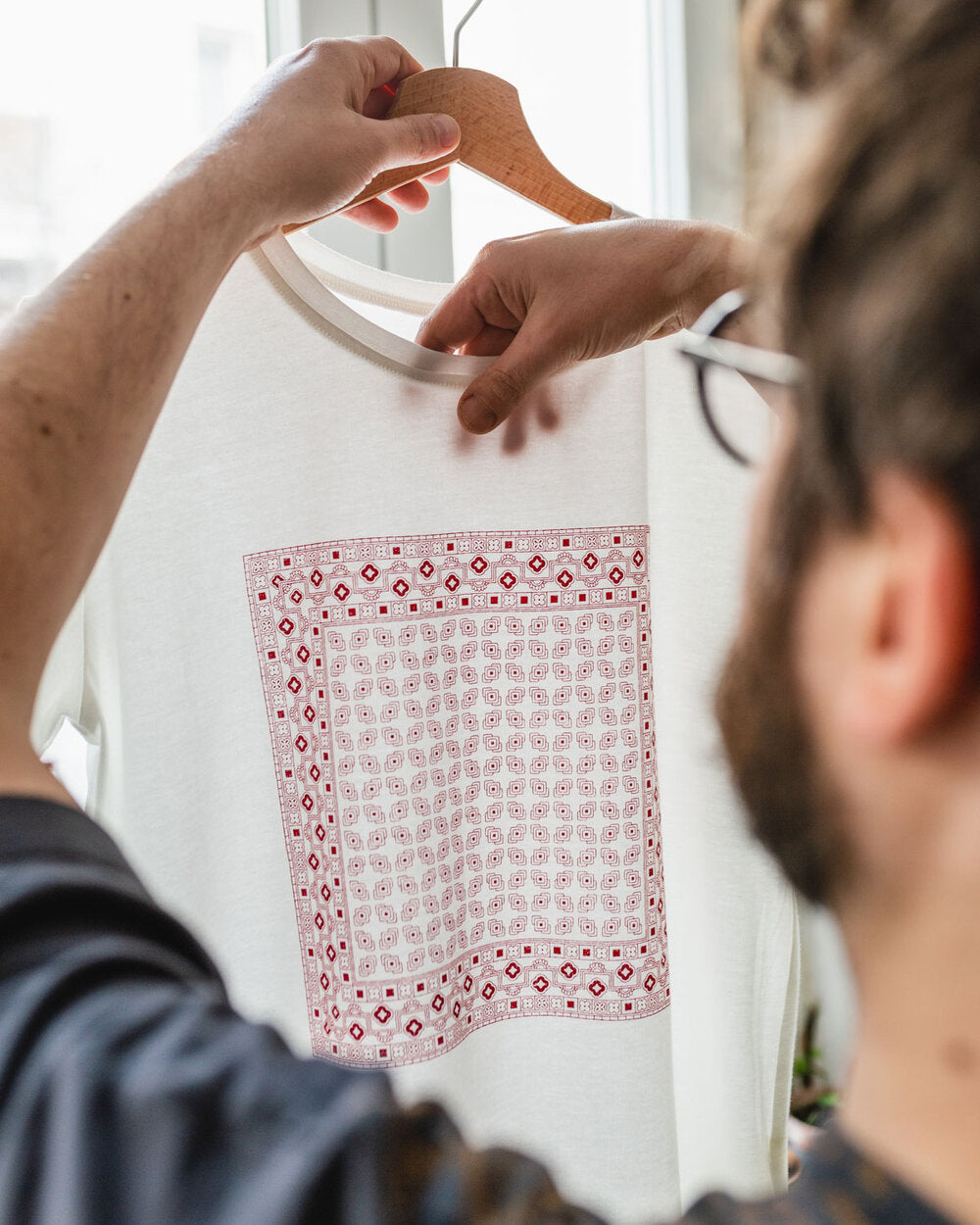 T-Shirt unisex stampata a mano con disegno bandana